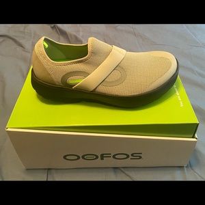 Brand new gray oofos.
